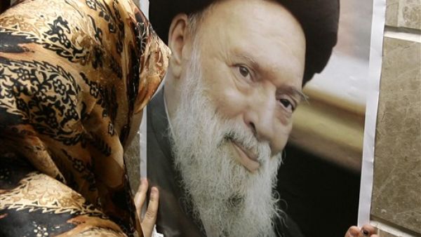 LEBANON, Beirut : A Shiite woman mourns the death of the late Grand Ayatollah Sayyed Mohammed Hussein Fadlallah (photo) at a mosque where his funeral is being held in Beirut&#039;s southern suburb on July 4, 2010, following his death earlier today at the age of 75 from internal bleeding an aide said. 