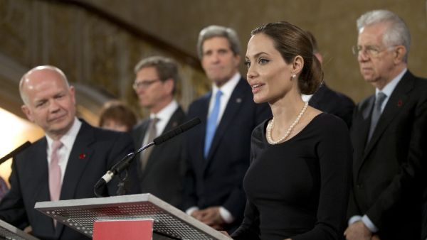 British Foreign Secretary William Hague (L) listens as US actress Angelina Jolie (R) in her role as a UN humanitarian envoy speaks in front of other G8 foreign ministers. (AFP PHOTO / POOL / ALASTAIR GRANT)