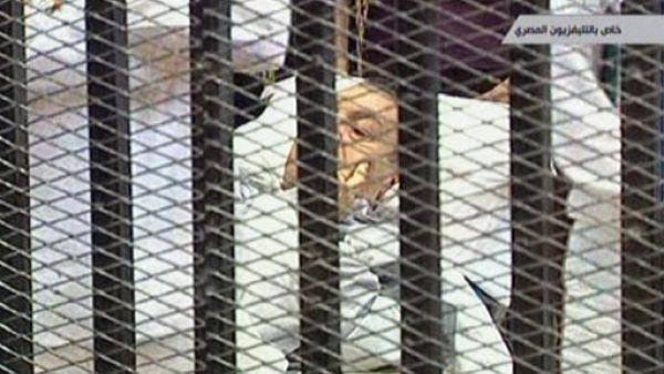 الرئيس المخلوع حسني مبارك في قاعة المحكمة.