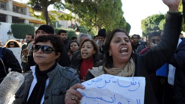 Tunisian women demonstrate in solidarity with the southwestern town of Siliana on Wednesday, in Tunis. (AFP PHOTO / FETHI BELAID)