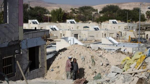 Palestinians laborers work at a housing construction site in the West Bank settlement of Alon, east of Jerusalem on Monday (AFP PHOTO/MENAHEM KAHANA) Palestinians laborers work at a housing construction site in the West Bank settlement of Alon, east of Jerusalem on Monday (AFP PHOTO/MENAHEM KAHANA)