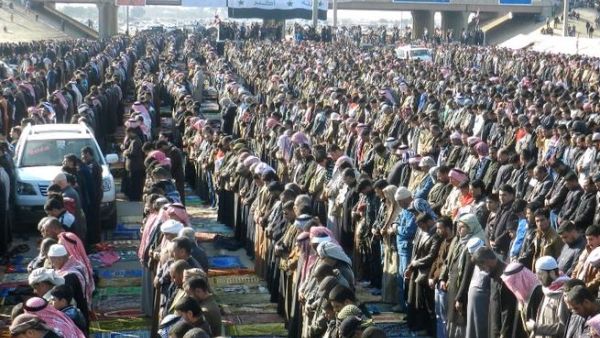 Iraqi Sunni protestors pray on the main highway to Syria and Jordan near Ramadi. (AFP PHOTO / AZHER SHALLAL)