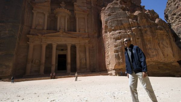 US President Barack Obama tours the Treasury Building at the ancient city of Petra, in Jordan, on March 23, 2013. Obama arrived in Jordan on March 22, on the last leg of a Middle East tour after challenging Israelis to embrace peace with Palestinians. (AFP PHOTO / Saul LOEB)