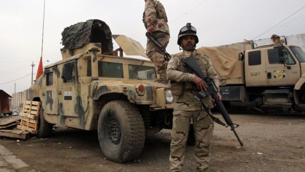 Iraqi soldiers monitor a checkpoint East of Baghdad on January 10, 2014. [AFP]