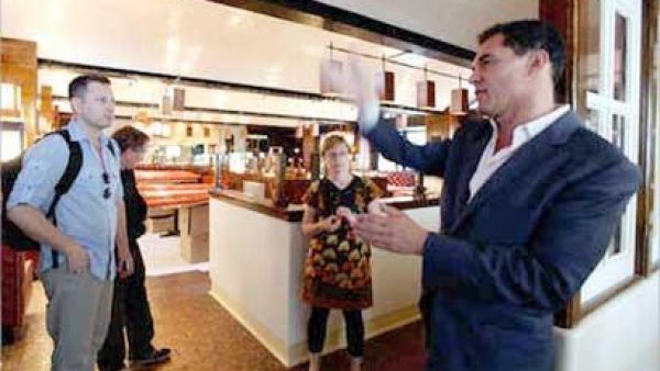 الارضيات عليها الفلوس والموظف يشرح