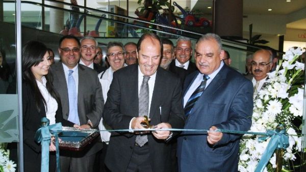 الرئيس التنفيذي للبنك الأهلي الأردني، مروان عوض يفتتح الفرع الجديد