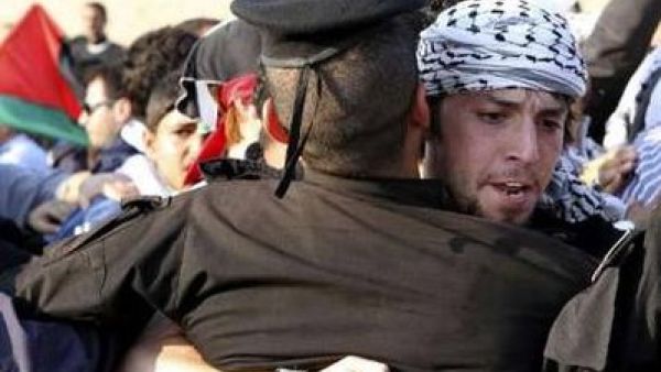 الفلسطينيون يعيدون عقارب الساعة للوراء الفلسطينيون يعيدون عقارب الساعة للوراء