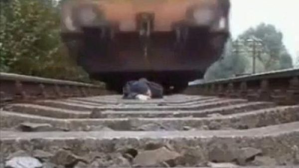 قبل مرور القطار فوقه بجزء بثانية