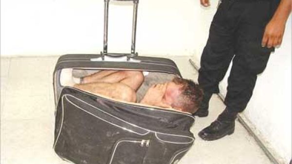 السجين في الحقيبة لخظة ضبطه