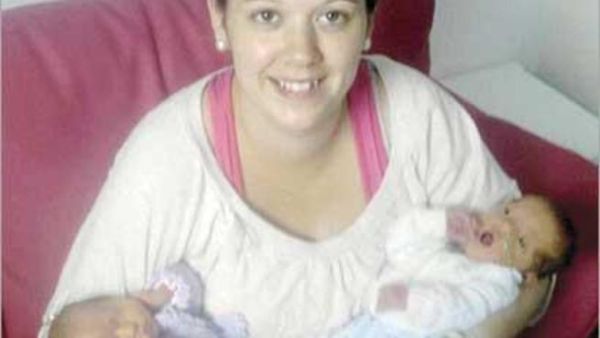 التوامان وامهما