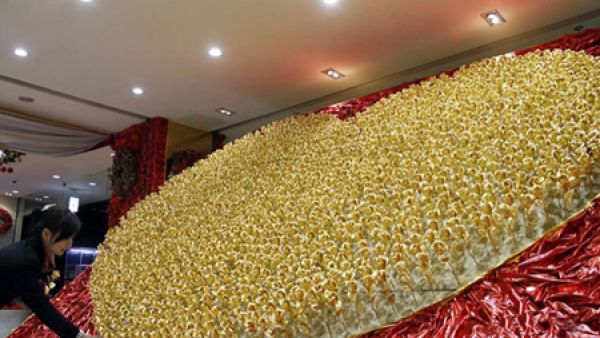 ازهار الذهب معروضة في المحل