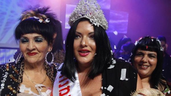 مع امها والوصيفة الثانية