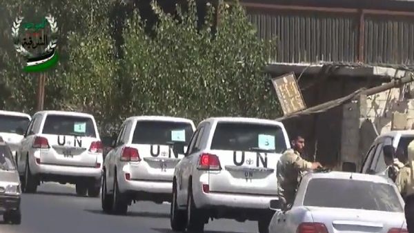 An image grab taken from a video uploaded on YouTube by the Eastern Ghouta Media Centre on August 28, 2013 allegedly shows United Nations (UN) vehicles travelling to the site where rockets had fallen in Damascus' eastern Ghouta suburb during an investigation into a suspected chemical weapons strike near the capital. (AFP/YouTube)