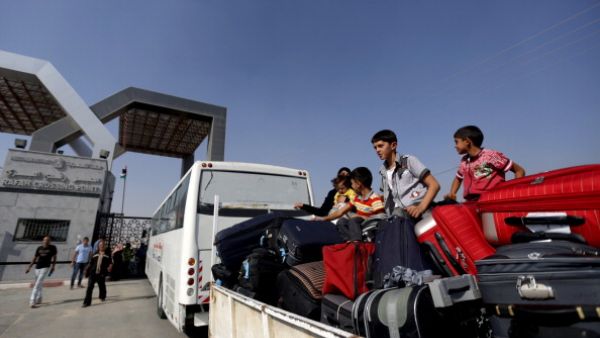 Palestinians wait at the Rafah border crossing in the southern Gaza Strip on September 18, 2013 for a brief opening for special cases after the Egyptian authorities closed the crossing 'indefinitely' the day before for security reasons. [Mohammad Abed/AFP]