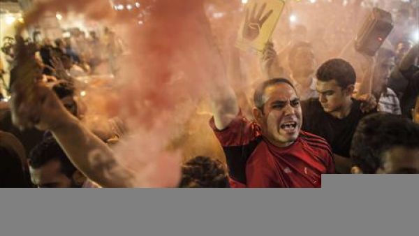 تصادما وقع بين الشاحنة وحافلة صغيرة على طريق سريع