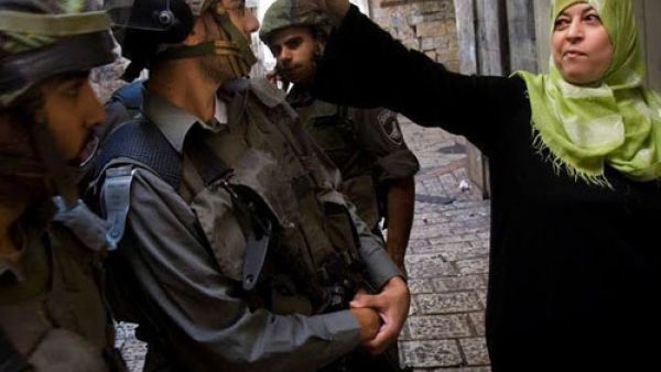 فلسطينية تتحدى المحتلين