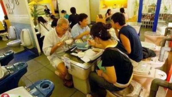 شوفوا قديش منهمكين في .. الاكل