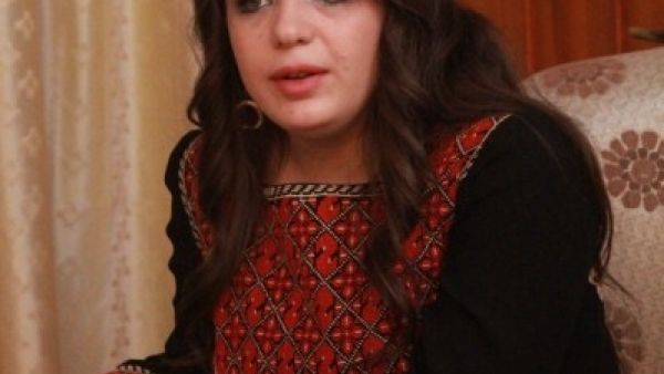 اناهيد بثوبها الفلسطيني ضورة نشرتها دنيا الوطن