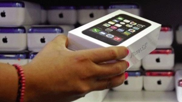 UAE iPhone 5S and 5C purchasers can receive 1GB of free data for the first three months if they are a prepaid Wasel customer and postpaid subscribers can receive 10 GB contract-free data capacity plan (Courtesy of 7 Days in Dubai)