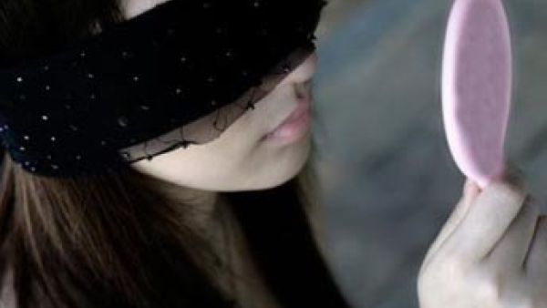 في الصورة وحدة مدمنة شم رجلين