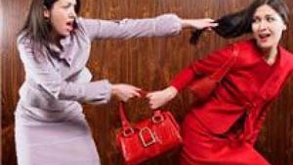 شد الشعر من مظاهر الخناقات النسائية