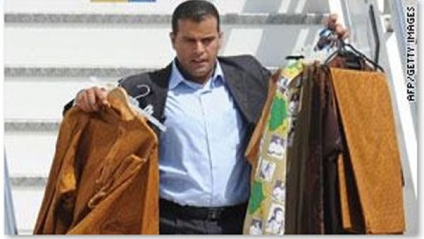 الثوب يبين من الوانه