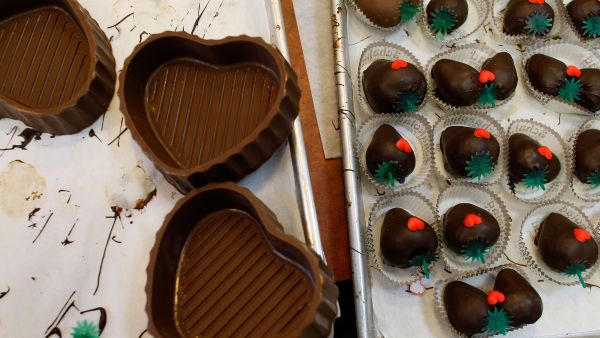 True, chocolate is the way to many a woman's heart, but it seems women now expect more creativity. True, chocolate is the way to many a woman's heart, but it seems women now expect more creativity.