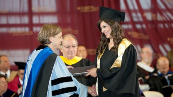 طالبة بكالوريوس تتسلم شهادة التخرج من رئيسة الجامعة الأمريكية بالقاهرة