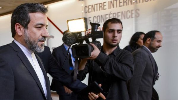Iran's Deputy Foreign minister Abbas Araqhchi (L) leaves the media center after the start of two days of closed-door nuclear talks on October 15, 2013 at the United Nations offices in Geneva. (AFP)

