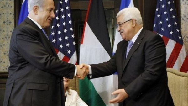 Israeli Prime Minister Benjamin Netanyahu (left) shakes hands with Palestinian president Mahmud Abbas during talks in Sharm El-Sheikh, on September 14, 2010 (AFP/File)