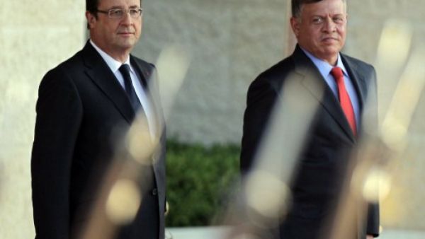 Jordan's King Abdullah and French President Francois Hollande at Al-Hummer Royal Offices in Amman on Sunday. (AFP)