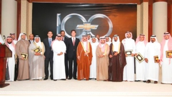 صورة جماعية للمشاركين في الحفل الذي أُقيم في مدينة أبها صورة جماعية للمشاركين في الحفل الذي أُقيم في مدينة أبها