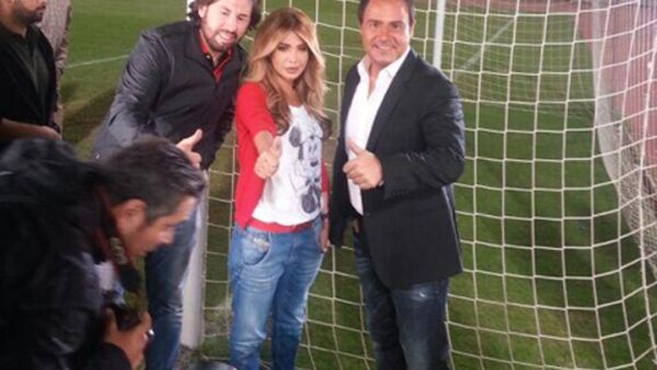 The celebs give the promo campaign a thumbs up! (Image: Twitter)