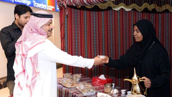يستمر محل أيادي إماراتية باستقبال الزوار حتى 30 يونيو في قسم القادمون بمبنى المسافرين رقم 1