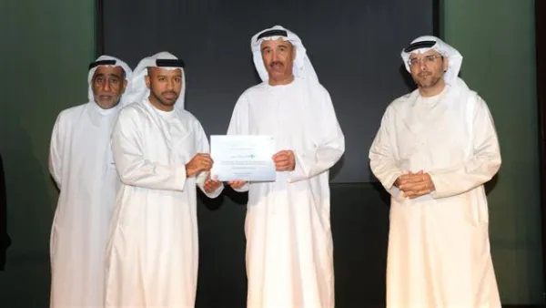 Carrefour employees receiving their certificate of recognition from Hussain Nasser Lootah, Director General of Dubai Municipality