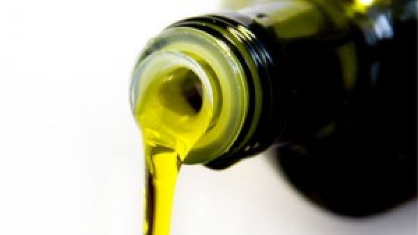 زيت الخروع  يعمل كمسهّل ومليّن قوي، وعندما يحفّز الأمعاء والقناة الهضمية، فإنه يحرّض الرحم أيضاً ويدفع إلى المخاض