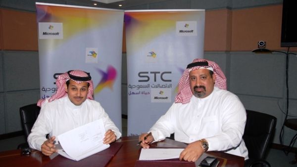 عمر النعماني، نائب الرئيس في STC وسمير نعمان، رئيس ميكروسوفت العربية، خلال توقيع الإتفاقية