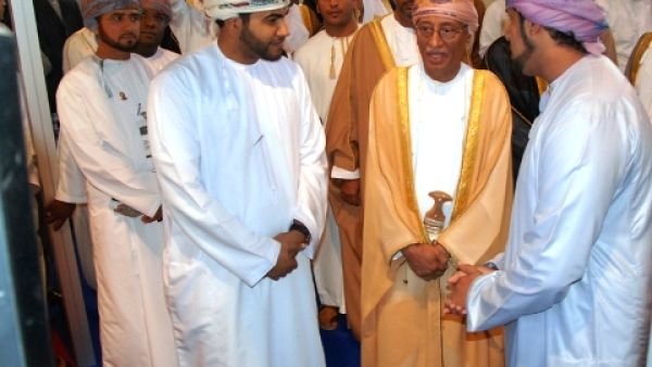 معالي محمد بن الزبير بن علي، مستشار جلالة السلطان لشؤون التخطيط الإقتصادي وراعي حفل الإفتتاح، خلال زيارته للمعرض