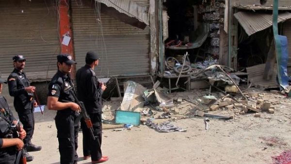 Pakistani police officials inspect the site of the bomb explosion ( AFP PHOTO / STR)