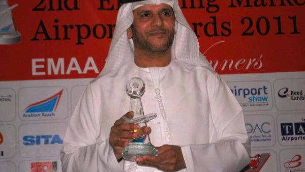 خالد المزروعي، المدير العام لمطار الفجيرة الدولي، خلال تسلمه جائزة شخصية العام خالد المزروعي، المدير العام لمطار الفجيرة الدولي، خلال تسلمه جائزة شخصية العام