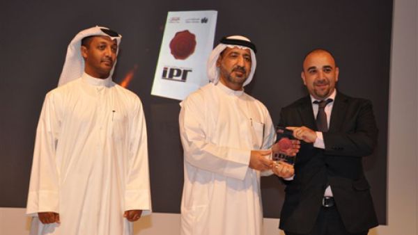 Mr. Amjad El Husseini, Executive Director of Abu-Ghazaleh Intellectual Property receives an Honorary Shield from Mr. Ahmed Butti Ahmed, Executive Chairman of Ports Customs.