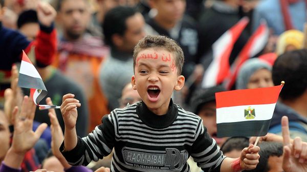 فتى صغير يهتف في أحد المظاهرات فتى صغير يهتف في أحد المظاهرات