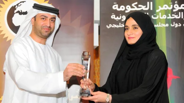 Sumaia Hammad, Director of Communication and Business Development at Dubai eGovernment receiving the award