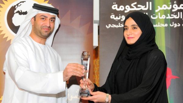 Sumaia Hammad, Director of Communication and Business Development at Dubai eGovernment receiving the award