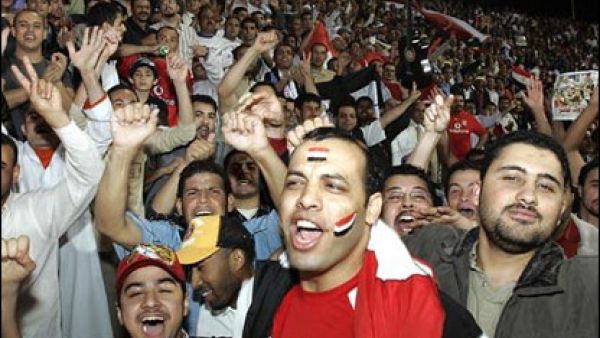 200 مصابا في اشتباكات بميدان التحرير