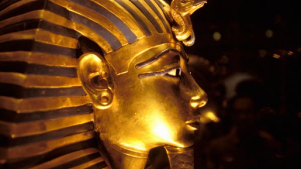 تمثل عائدات السياحة مورداً رئيسياً من موارد الدخل القومي لمصر