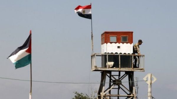 Egyptian soldier stands on top of a watch tower on the Egyptian side of the border wit the Gaza Strip, on July 5, 2013 (AFP/File)
