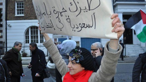 متظاهرة مصرية امام سفارة مصر في لندن