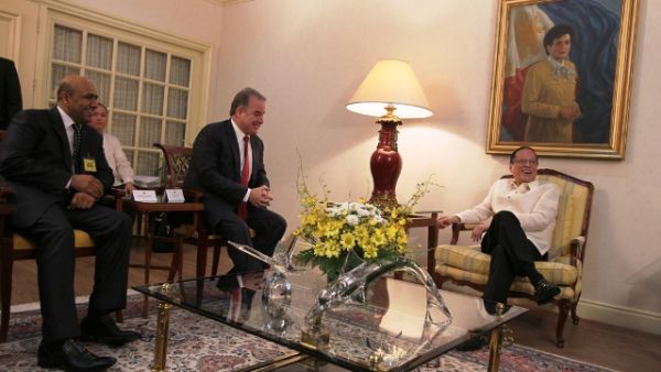 Etihad Airways Senior Vice President and CEO James Hogan discussing opportunities to boost trade and tourism with the President of the Republic of Philippines Etihad Airways Senior Vice President and CEO James Hogan discussing opportunities to boost trade and tourism with the President of the Republic of Philippines