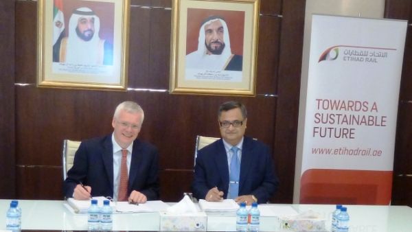 الرئيس التنفيذي لشركة الاتحاد للقطارات يوقع الاتفاقية مع الرئيس التنفيذي لبي سي ام ستيرسكون